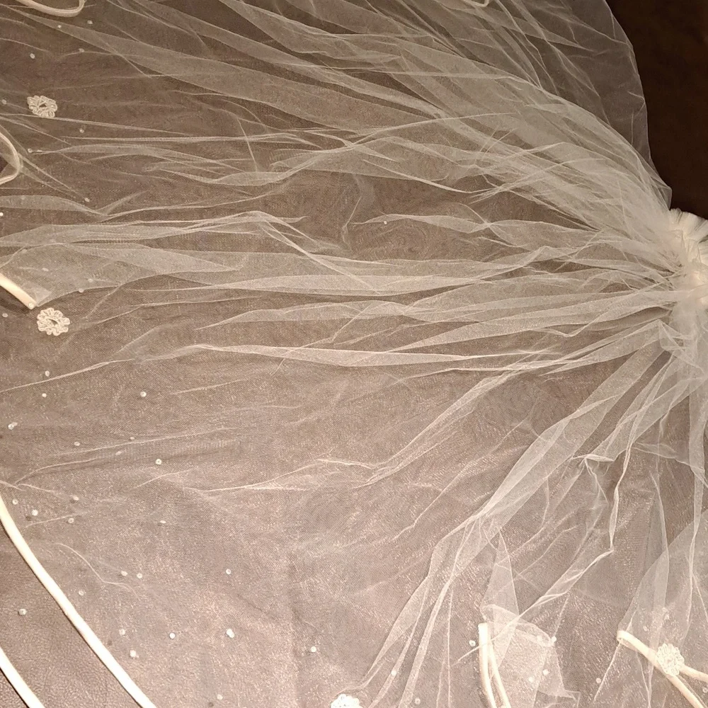 Rum Fingertip Ribbon Edge Veil